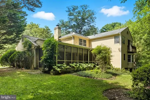 Exterior - 1560 Forest Villa Ln, Mclean, VA 22101 photo 4 of 7