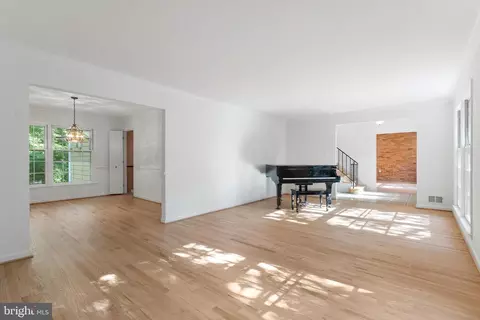 Living - 1560 Forest Villa Ln, Mclean, VA 22101 photo 3 of 9