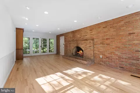 Living - 1560 Forest Villa Ln, Mclean, VA 22101 photo 4 of 9