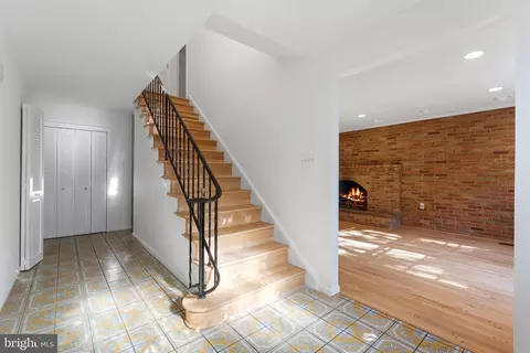 Entry Way - 1560 Forest Villa Ln, Mclean, VA 22101 photo 5 of 5