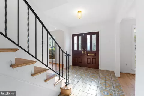 Entry Way - 1560 Forest Villa Ln, Mclean, VA 22101 photo 1 of 5
