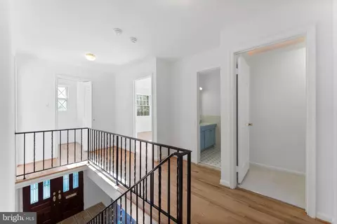 Entry Way - 1560 Forest Villa Ln, Mclean, VA 22101 photo 4 of 5