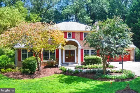 Exterior - 1560 Forest Villa Ln, Mclean, VA 22101 photo 6 of 7