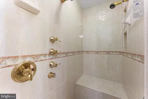 Bath - 1560 Forest Villa Ln, Mclean, VA 22101 photo 2 of 4