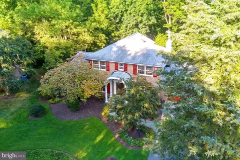 Exterior - 1560 Forest Villa Ln, Mclean, VA 22101 photo 7 of 7