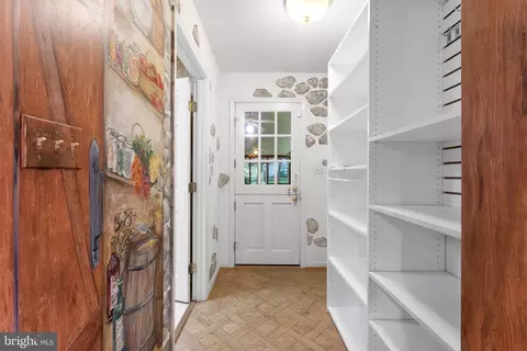 Entry Way - 1560 Forest Villa Ln, Mclean, VA 22101 photo 3 of 5
