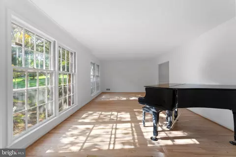 Living - 1560 Forest Villa Ln, Mclean, VA 22101 photo 1 of 9
