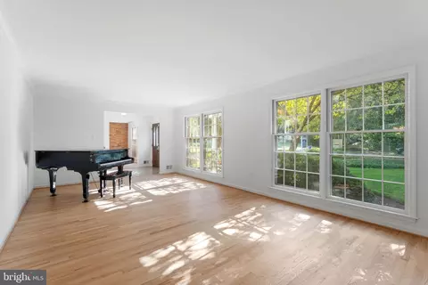 Living - 1560 Forest Villa Ln, Mclean, VA 22101 photo 2 of 9