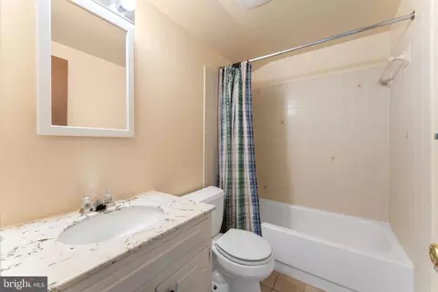 Bath - 1560 Forest Villa Ln, Mclean, VA 22101 photo 4 of 4