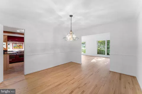 Entry Way - 1560 Forest Villa Ln, Mclean, VA 22101 photo 2 of 5