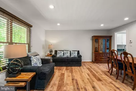 Living - 6465 Blarney Stone Ct, Springfield, VA 22152 photo 2 of 2