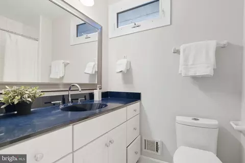 Bath - 6613 Holford Ln, Springfield, VA 22152 photo 4 of 8