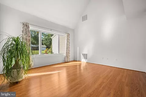8812 Skyron Pl, Springfield, VA 22153 photo 5