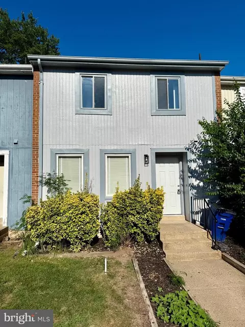 1029 Kings Ct, Herndon, VA 20170