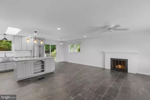 Living - 5920 Atteentee Rd, Springfield, VA 22150 photo 4 of 4