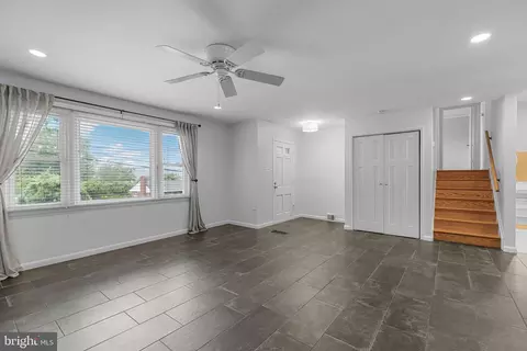 Living - 5920 Atteentee Rd, Springfield, VA 22150 photo 3 of 4