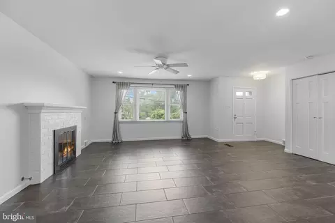 Living - 5920 Atteentee Rd, Springfield, VA 22150 photo 2 of 4