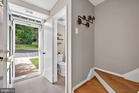 Entry Way - 6517 Orono Ct, Springfield, VA 22152 photo 2 of 10