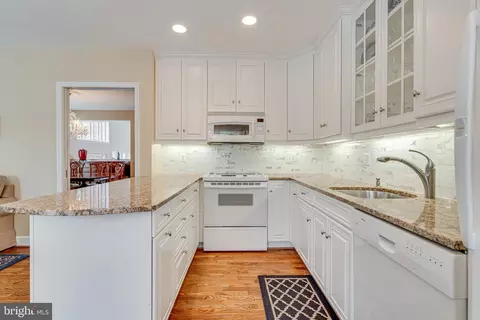 Kitchen - 1477 Hampton Hill Cir, Mclean, VA 22101 photo 3 of 4