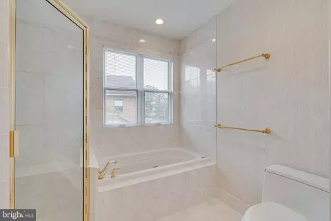 Bath - 1477 Hampton Hill Cir, Mclean, VA 22101 photo 4 of 6