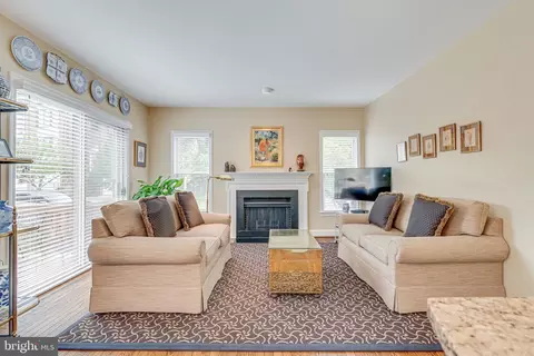 Living - 1477 Hampton Hill Cir, Mclean, VA 22101 photo 3 of 8