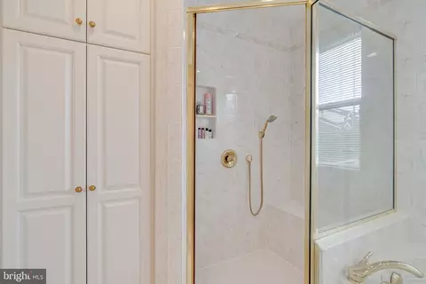 Bath - 1477 Hampton Hill Cir, Mclean, VA 22101 photo 5 of 6
