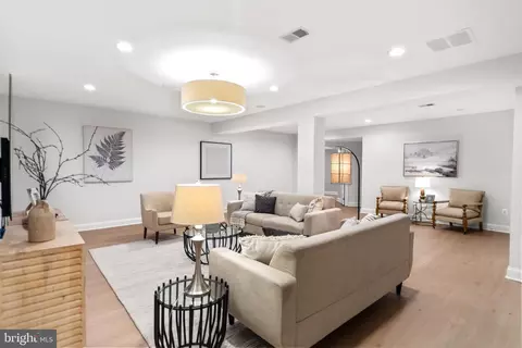 Living - 7795 Glenhaven Ct, Mclean, VA 22102 photo 5 of 6