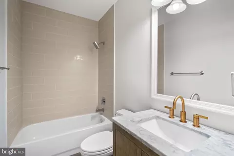 Bath - 7795 Glenhaven Ct, Mclean, VA 22102 photo 6 of 6