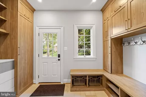 Entry Way - 7795 Glenhaven Ct, Mclean, VA 22102 photo 7 of 12