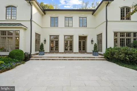 Exterior - 7795 Glenhaven Ct, Mclean, VA 22102 photo 7 of 23