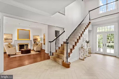 Entry Way - 7795 Glenhaven Ct, Mclean, VA 22102 photo 3 of 12