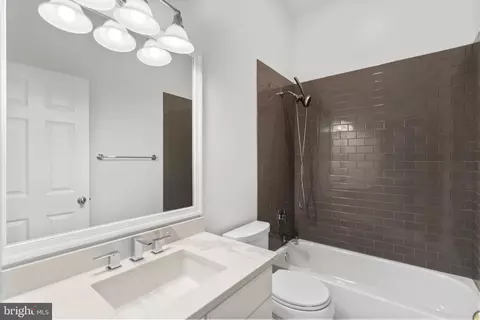 Bath - 7795 Glenhaven Ct, Mclean, VA 22102 photo 3 of 6