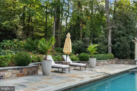 Exterior - 7795 Glenhaven Ct, Mclean, VA 22102 photo 14 of 23