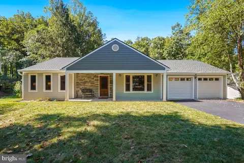 10411 Adel Rd, Oakton, VA 22124