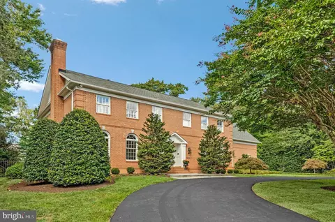Exterior - 8306 Summerwood Dr, Mclean, VA 22102 photo 3 of 11