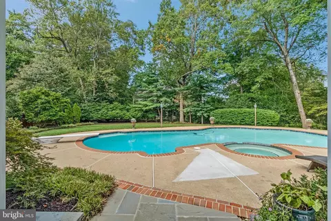 Exterior - 8306 Summerwood Dr, Mclean, VA 22102 photo 7 of 11