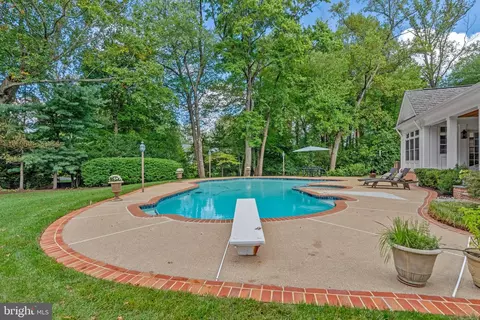 Exterior - 8306 Summerwood Dr, Mclean, VA 22102 photo 6 of 11