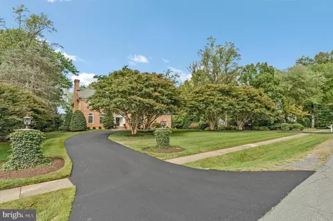 Exterior - 8306 Summerwood Dr, Mclean, VA 22102 photo 4 of 11