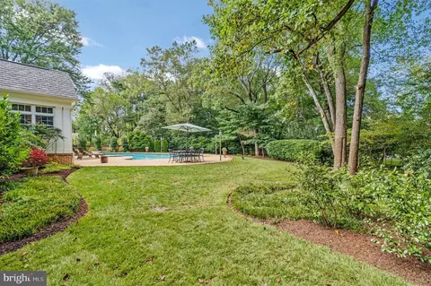 Exterior - 8306 Summerwood Dr, Mclean, VA 22102 photo 11 of 11