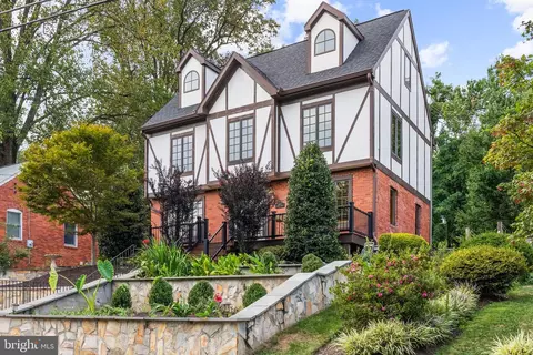 6820 Jackson Ave, Falls Church, VA 22042