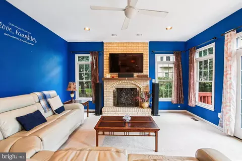 Living - 7406 Arundel Pl, Springfield, VA 22153 photo 1 of 7