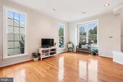 Living - 7406 Arundel Pl, Springfield, VA 22153 photo 2 of 7
