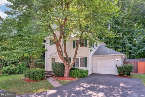 10117 Schoolhouse Woods Ct, Burke, VA 22015
