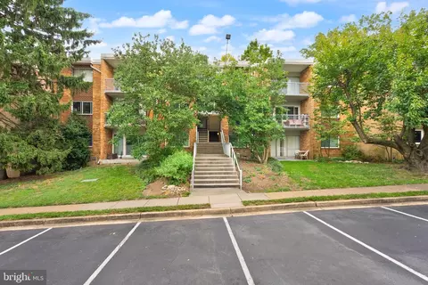 2909 Charing Cross Rd #12, Falls Church, VA 22042