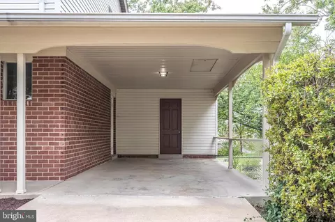 Exterior - 6902 Ontario St, Springfield, VA 22152 photo 5 of 9