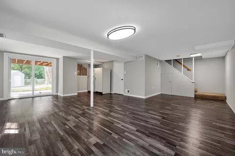 Living - 6902 Ontario St, Springfield, VA 22152 photo 3 of 6