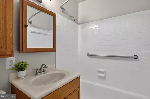 Bath - 6902 Ontario St, Springfield, VA 22152 photo 4 of 4
