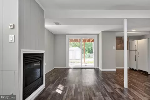 Living - 6902 Ontario St, Springfield, VA 22152 photo 4 of 6