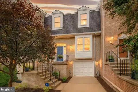 408 Council Dr NE, Vienna, VA 22180