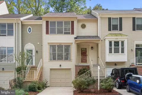 8323 Ridge Crossing Ln, Springfield, VA 22152